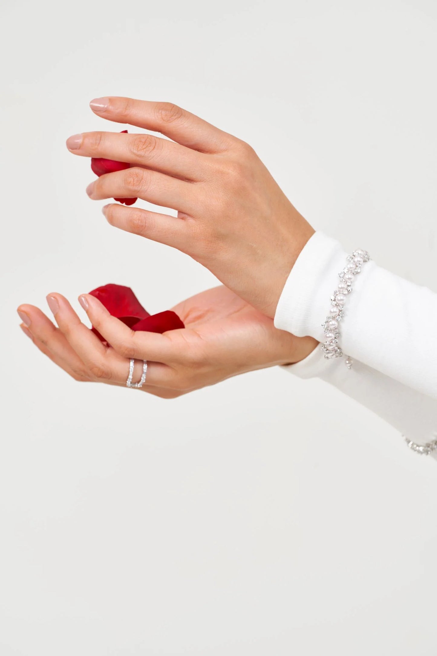 Sophisticated bracelet with soft pearl elements and shimmering diamond links, highlighted against a clean, modern wardrobe.