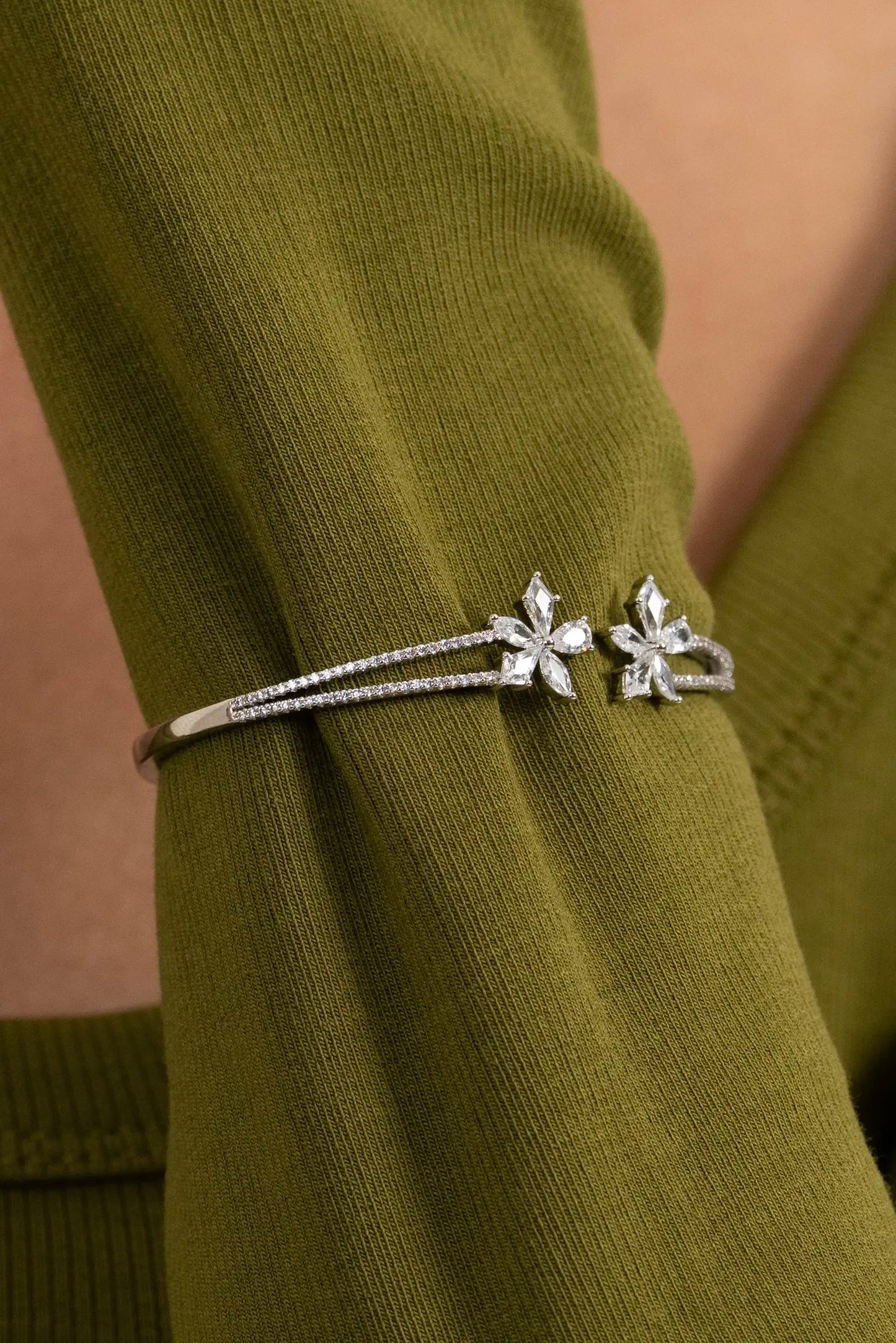 Elegant silver bracelet with flower-shaped diamond stones, stylish women’s fashion accessory