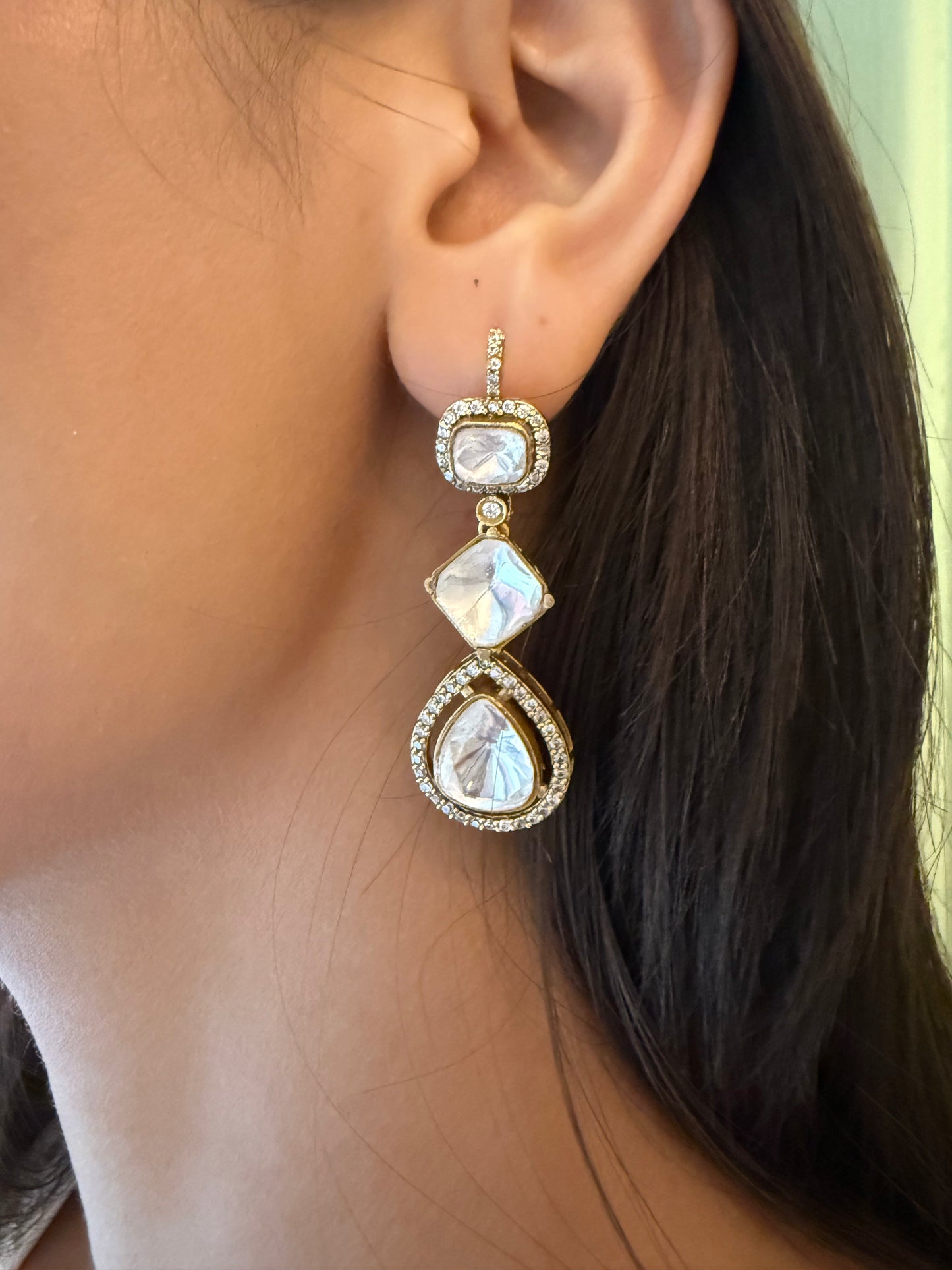 RAVEYA DANGLING SP EARRINGS