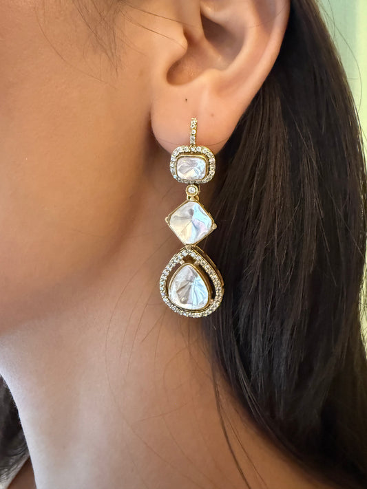 RAVEYA DANGLING SP EARRINGS