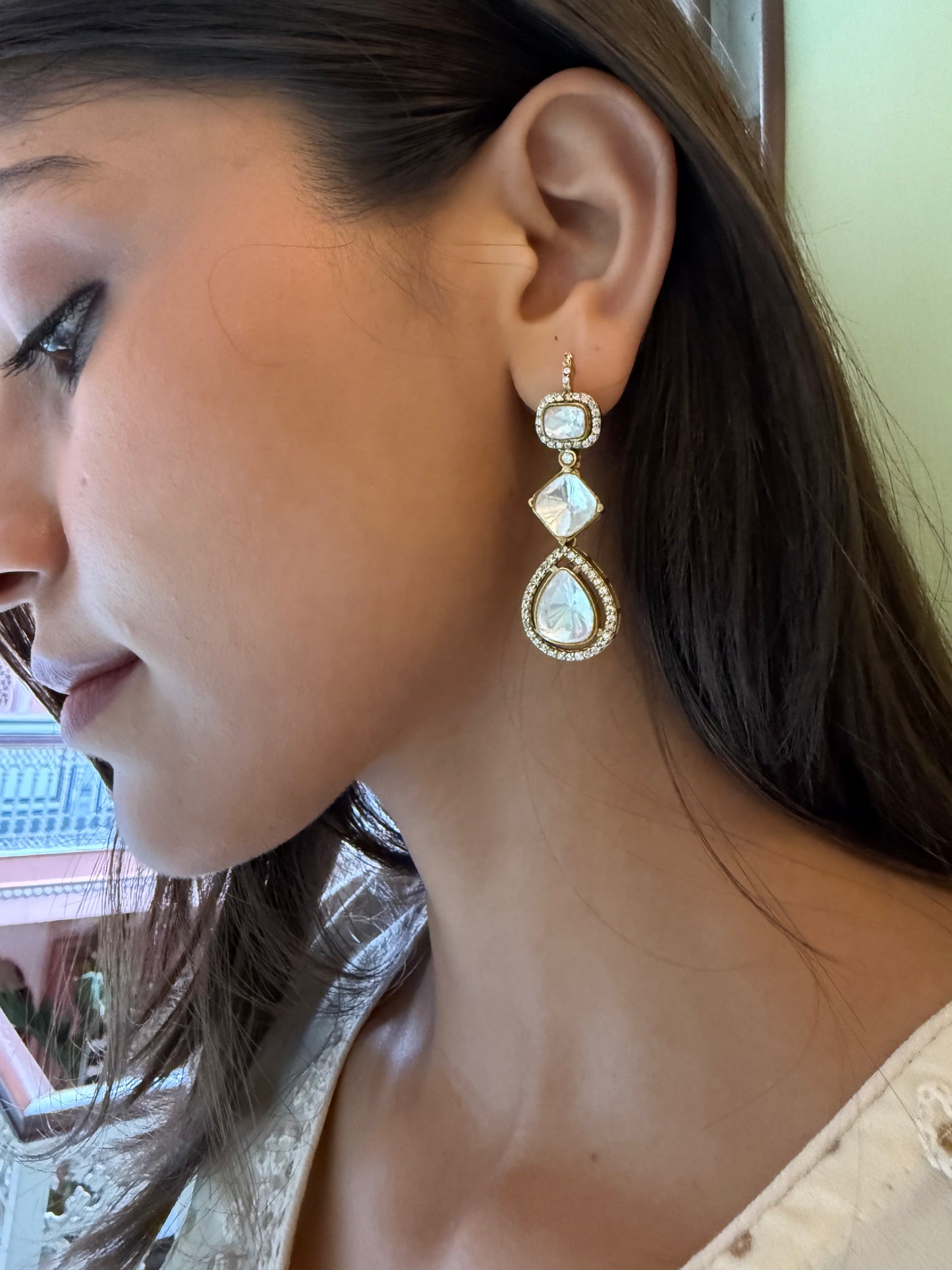 RAVEYA DANGLING SP EARRINGS