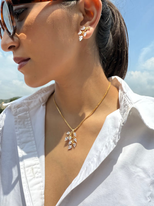 GOLDEN PETALSCAPE NECKLACE SET