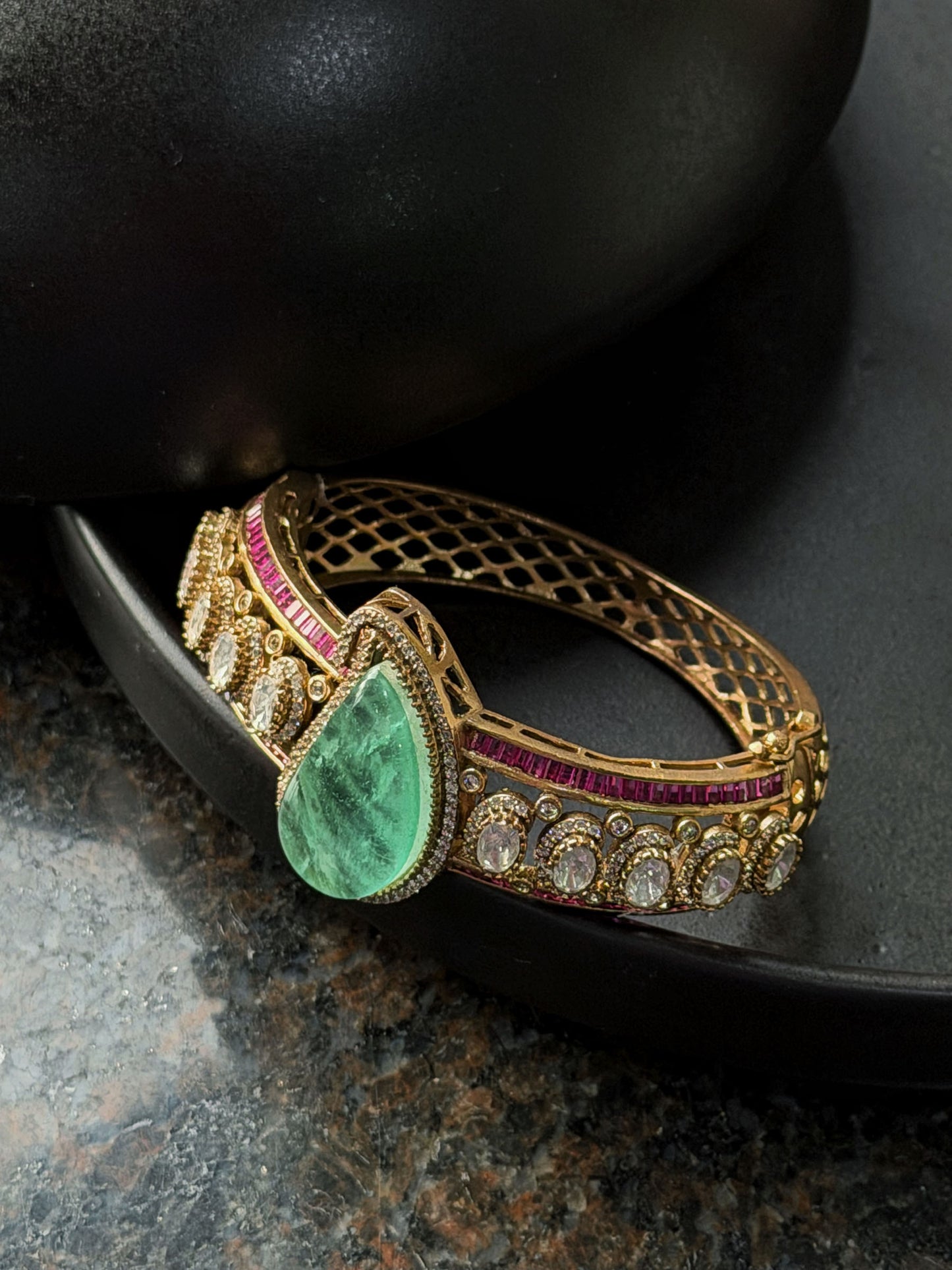 JAGRAVI EMERALD TEARDROP SP POLKI BRACELET
