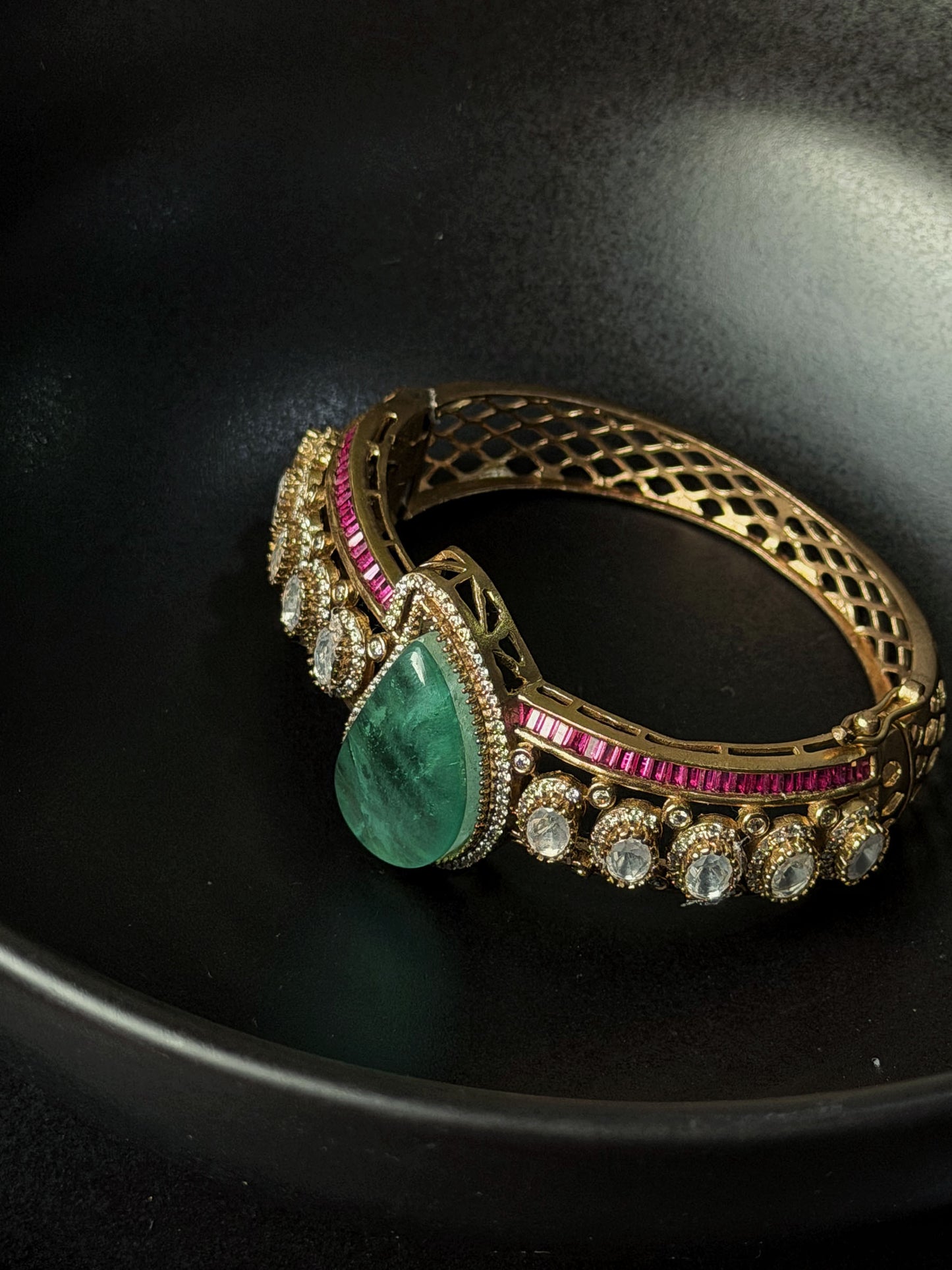 JAGRAVI EMERALD TEARDROP SP POLKI BRACELET