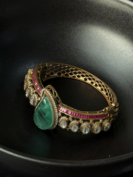 JAGRAVI EMERALD TEARDROP SP POLKI BRACELET