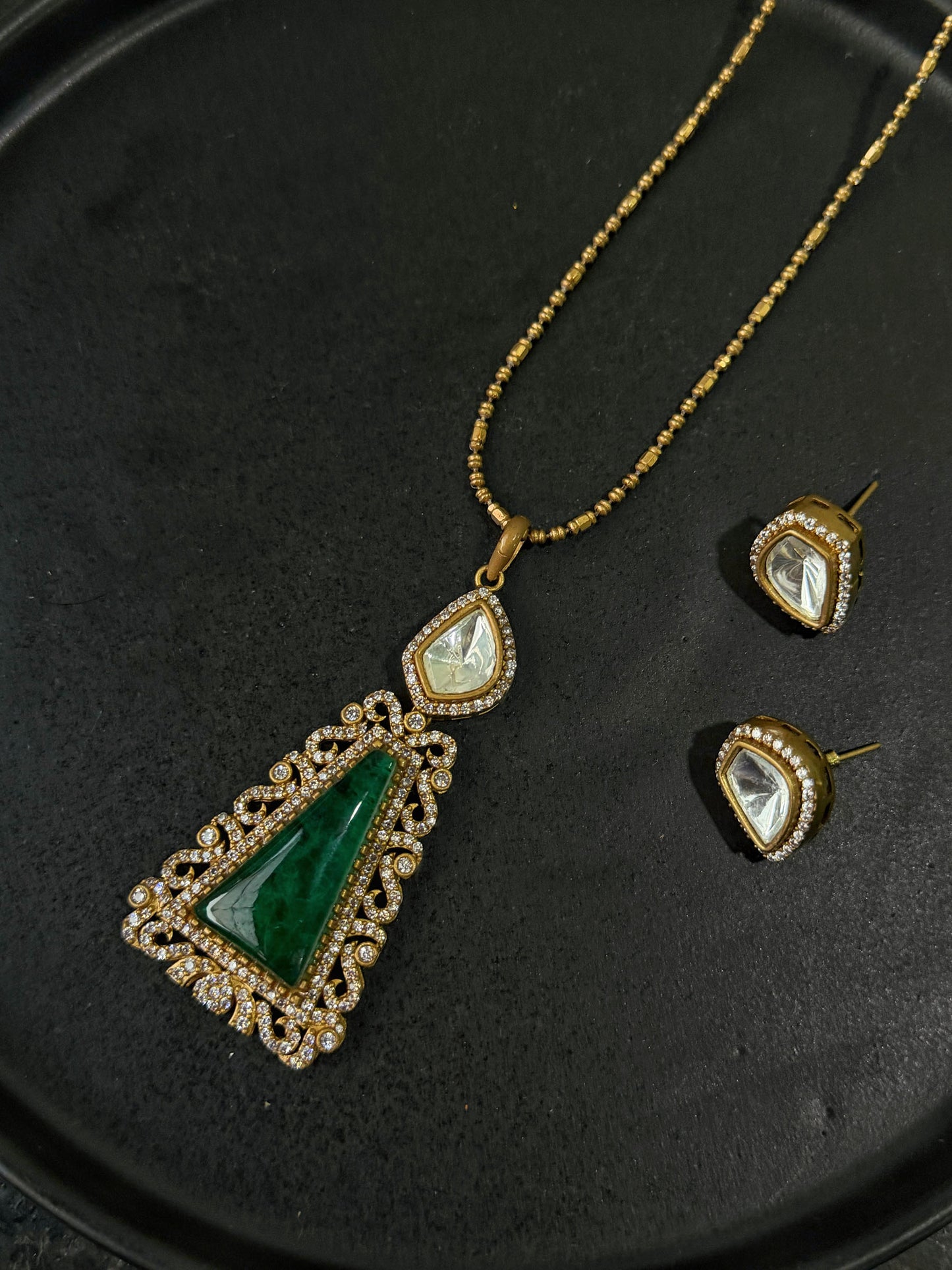 TRISHA EMERALD TRIANGULAR PENDANT CHAIN SET