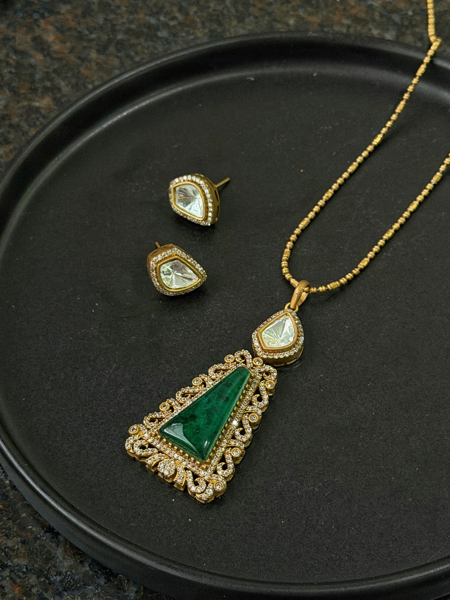 TRISHA EMERALD TRIANGULAR PENDANT CHAIN SET