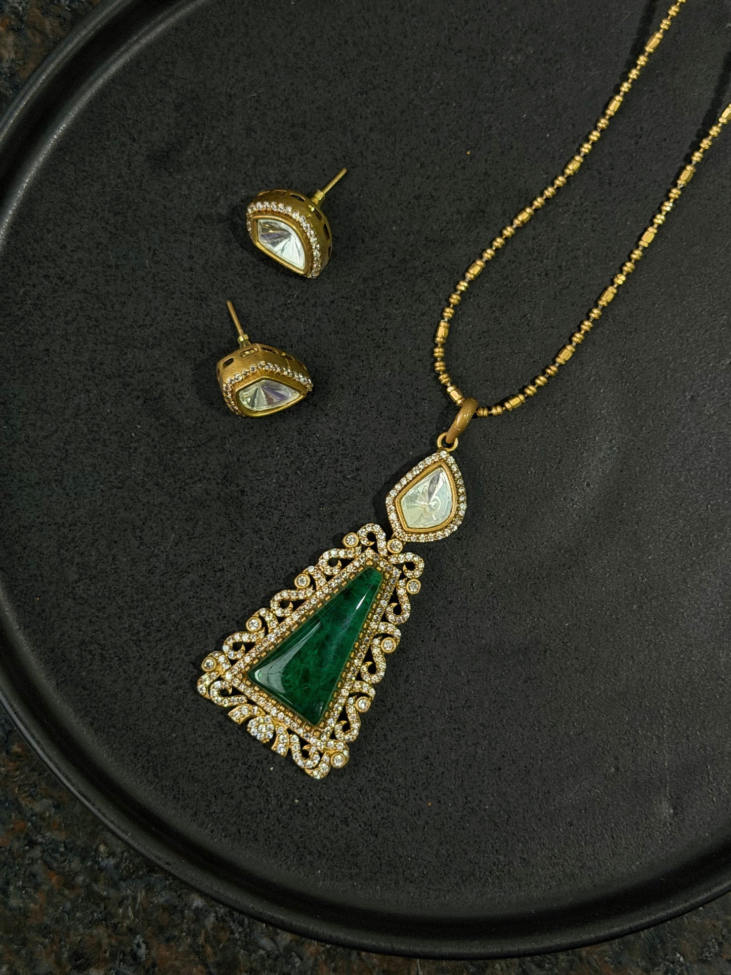 TRISHA EMERALD TRIANGULAR PENDANT CHAIN SET