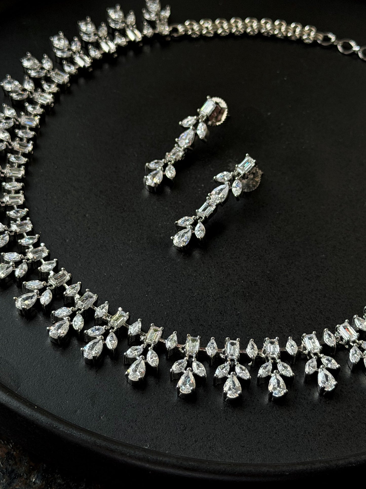 GLOW DROP CYGNET NECKLACE SET