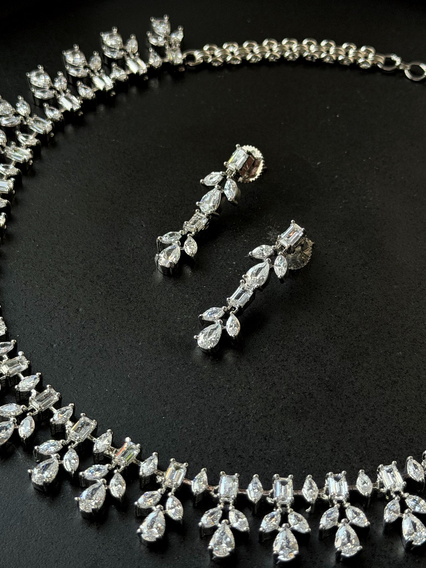 GLOW DROP CYGNET NECKLACE SET