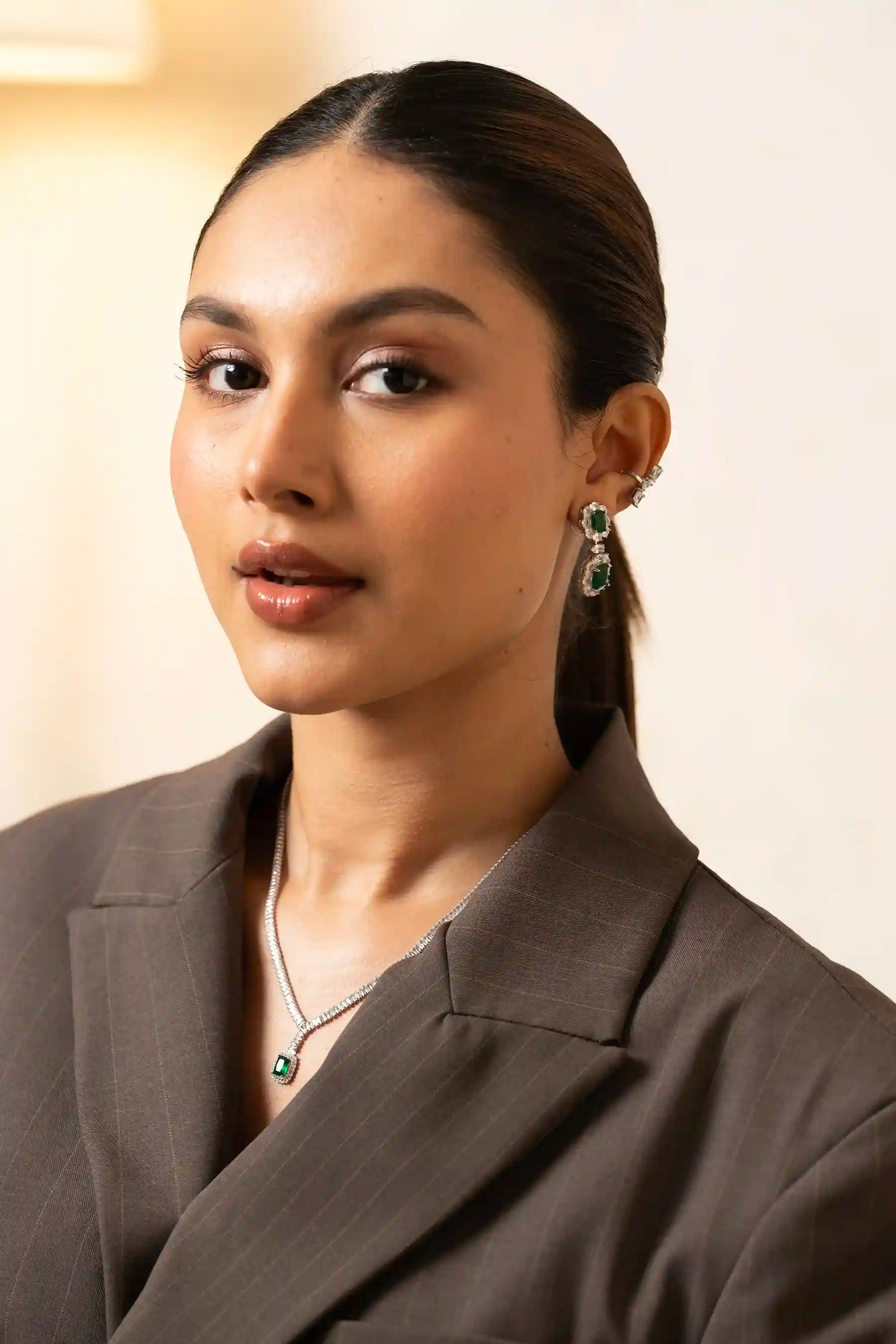 Elegant Tiramisu Jewellery chandelier earrings featuring rich emerald drops framed by shimmering diamonds for timeless sophistication
