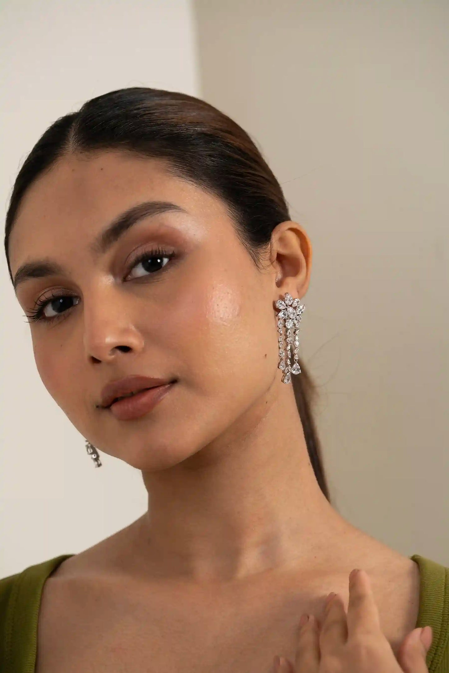 High-end chandelier earrings with flower-shaped diamonds and cascading stones, stylish women’s accessory