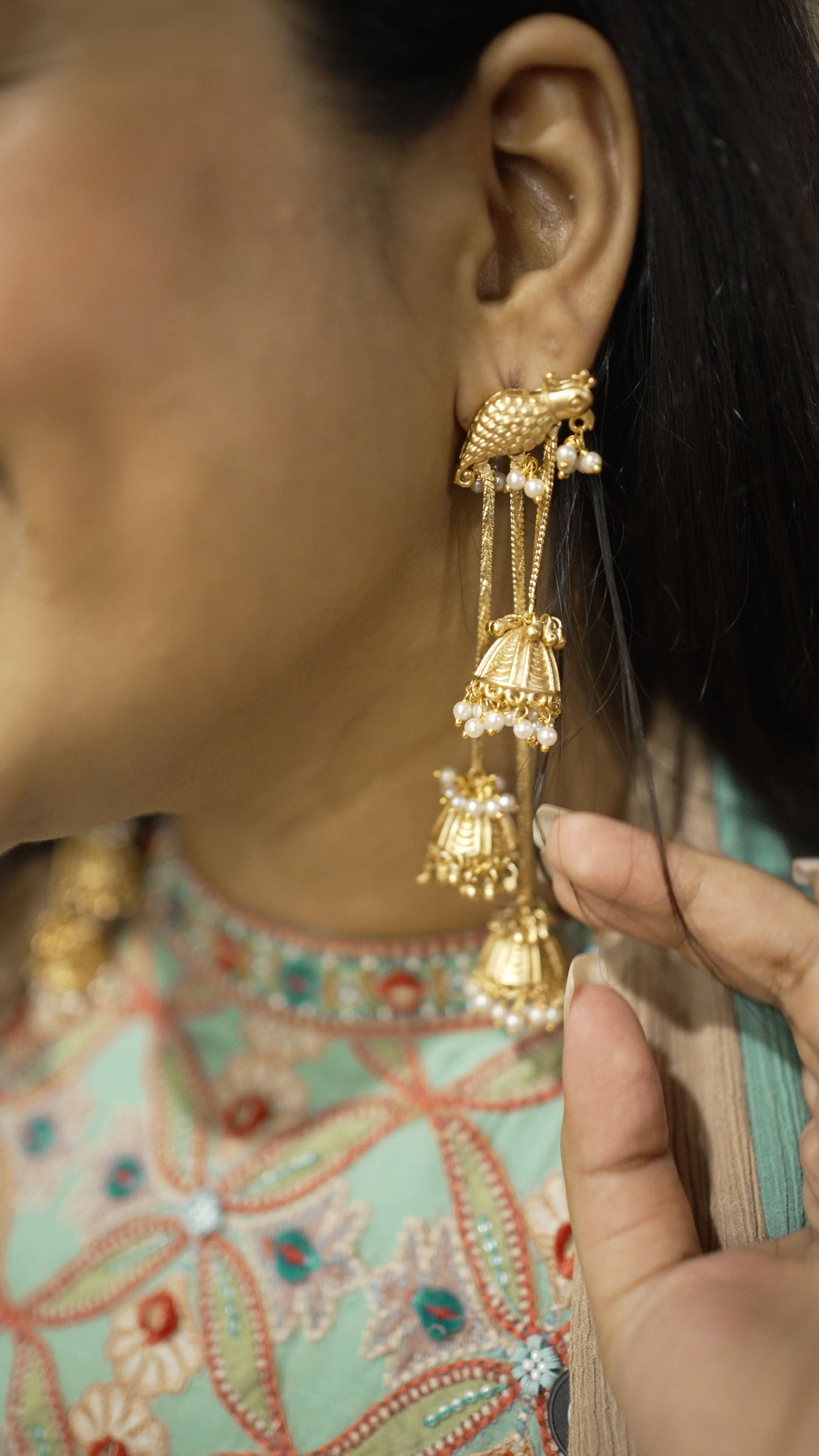 NAYIRA DANGGLING SP EARRING